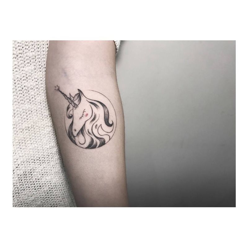 独角兽纹身图片_成品手臂手部清新动物纹身图案