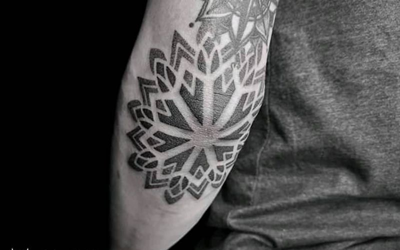 曼陀罗纹身图片_手部点刺纹身图案