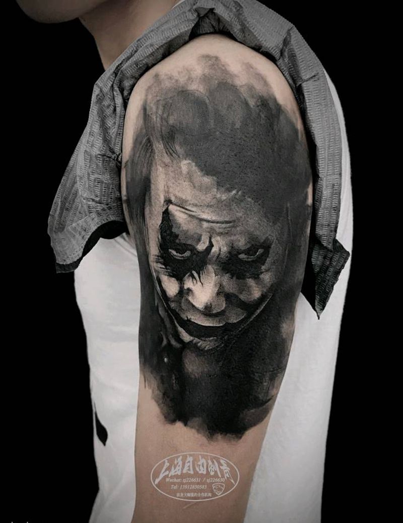 小丑纹身图片_手臂欧美写实小丑纹身图案