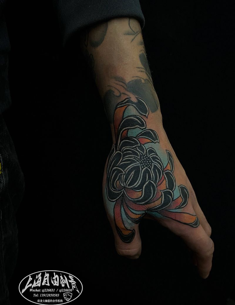 菊花纹身图片_手部New School遮盖纹身图案
