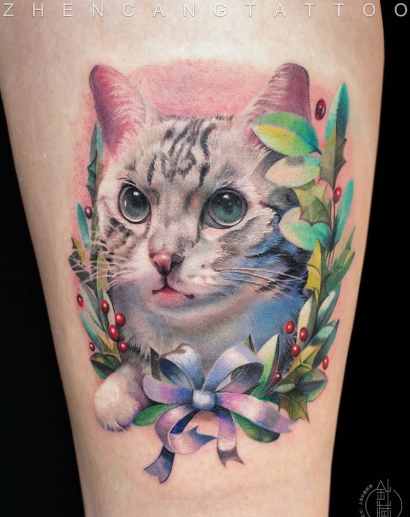 猫咪“年糕”和圣诞花环纹身图片_腿部欧美写实猫花纹身图案