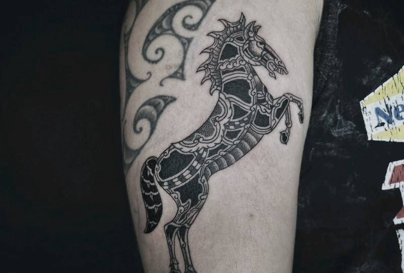 马纹身图片_手臂手部点刺纹身图案