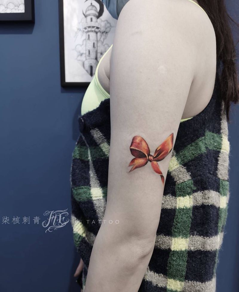 蝴蝶结纹身图片_手臂欧美写实水彩蝴蝶结纹身图案