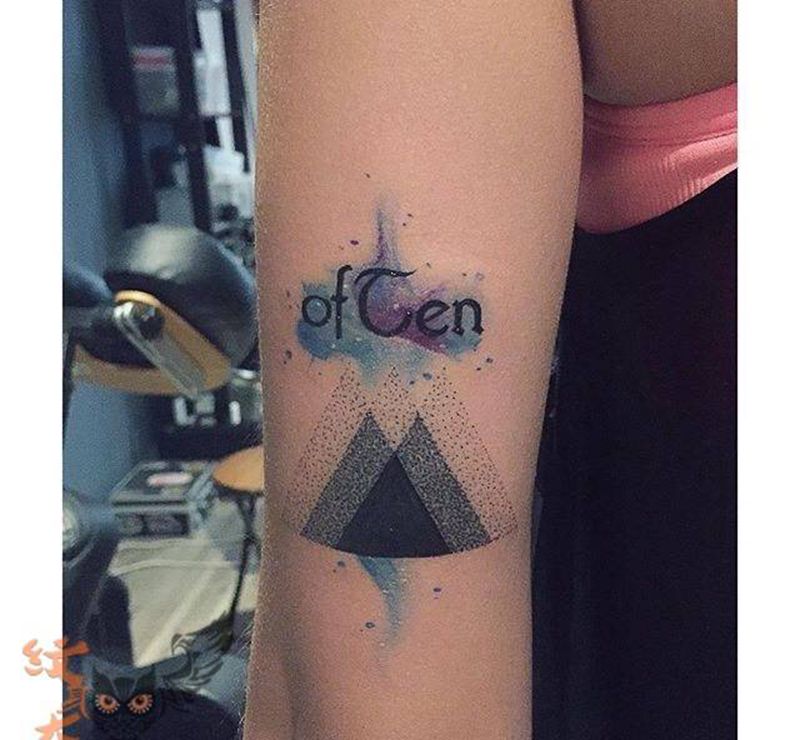 个性水彩纹身图片_成品手臂清新水彩几何字符原创纹身图案