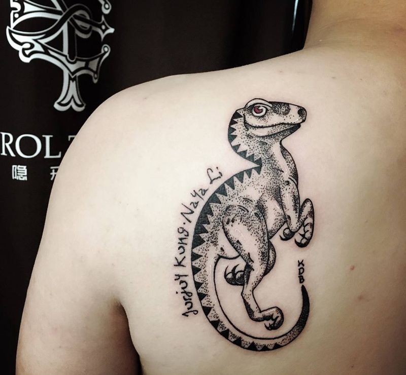 点刺恐龙纹身图片_成品背部清新写实几何动物纹身图案