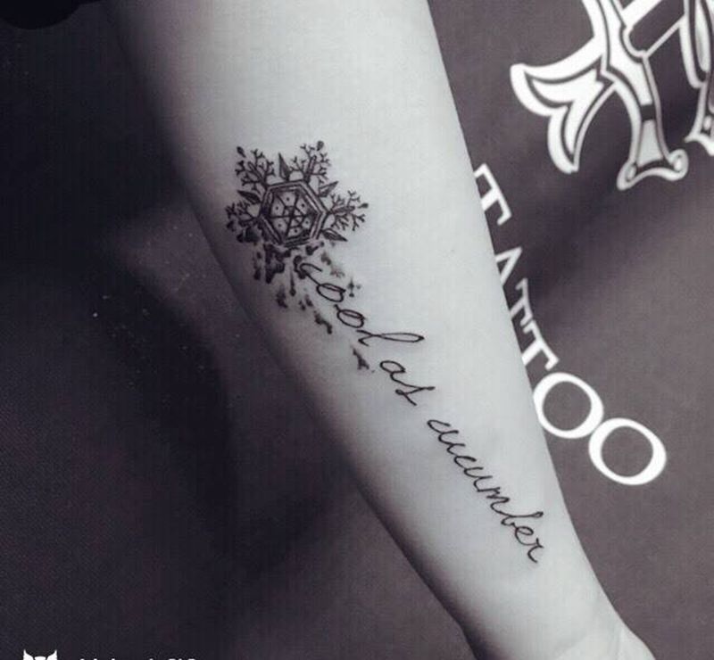 雪花字母纹身图片_手臂成品清新几何字符纹身图案