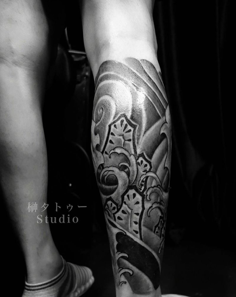 传统 山石 浪 完成纹身图片_成品腿部传统原创纹身图案