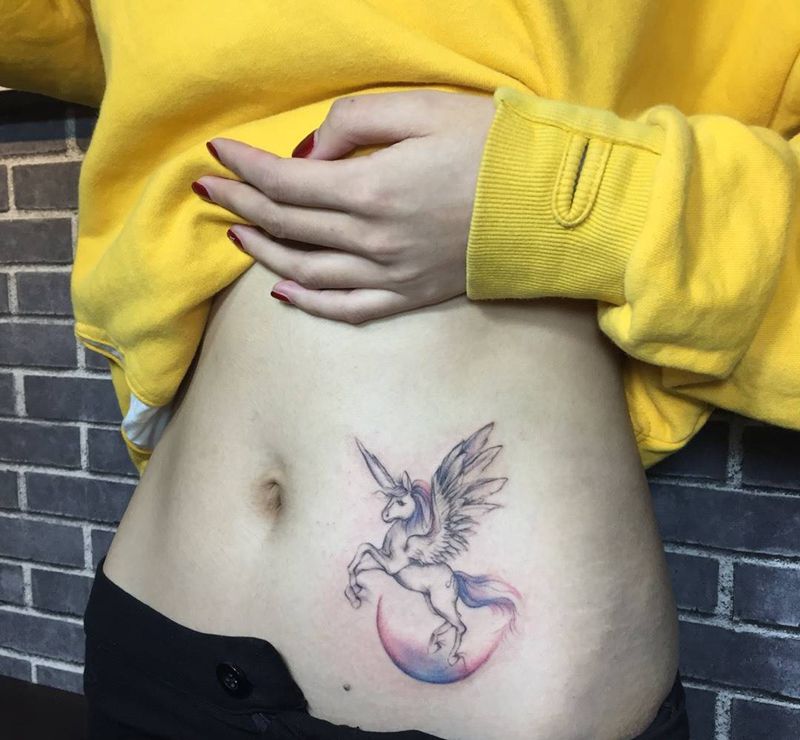 飞马纹身图片_成品腹部写实清新欧美动物纹身图案