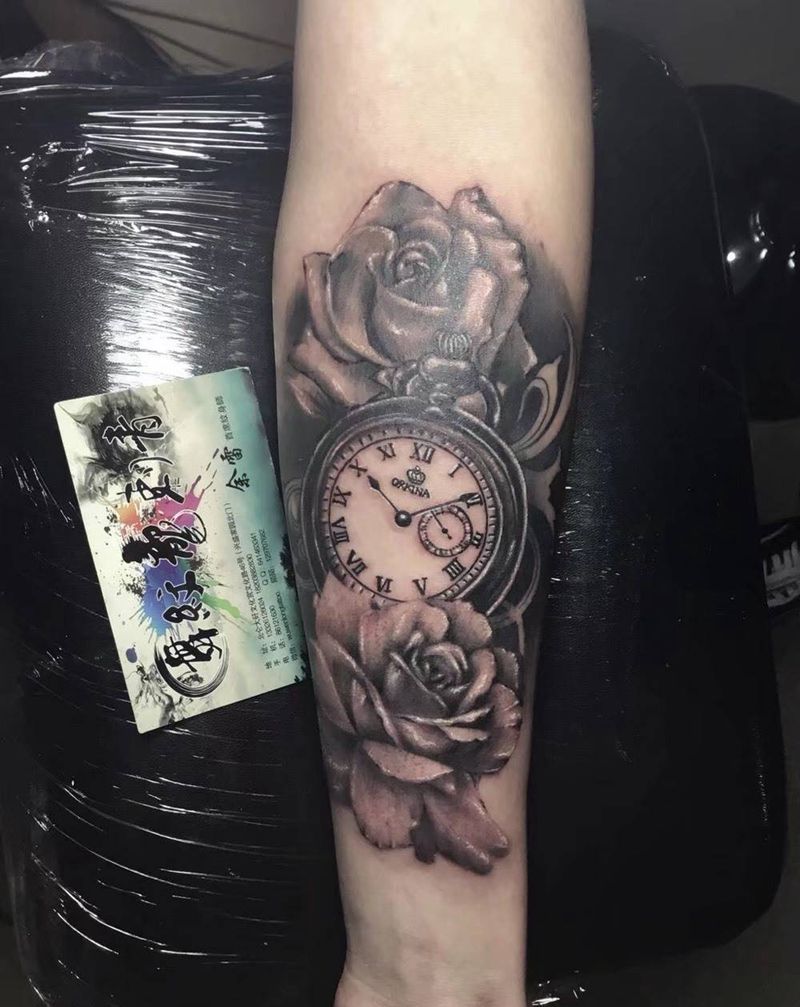 玫瑰钟纹身图片_手臂欧美写实纹身图案