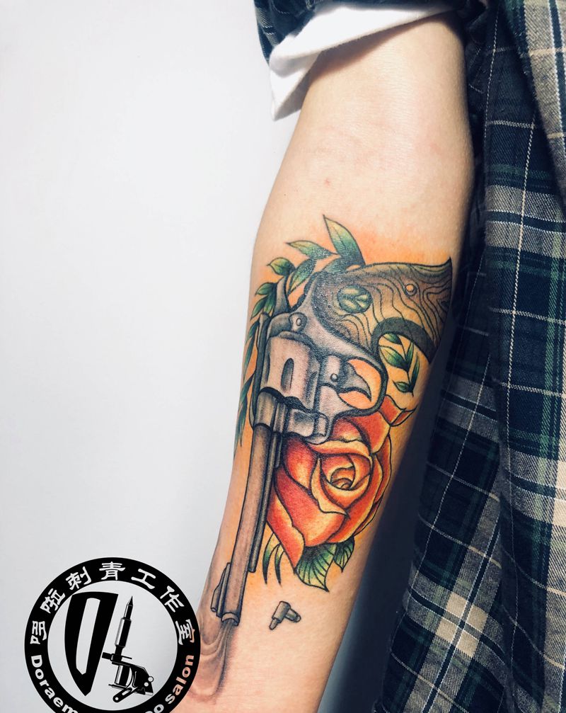 枪花纹身图片_手臂Old School彩色纹身图案