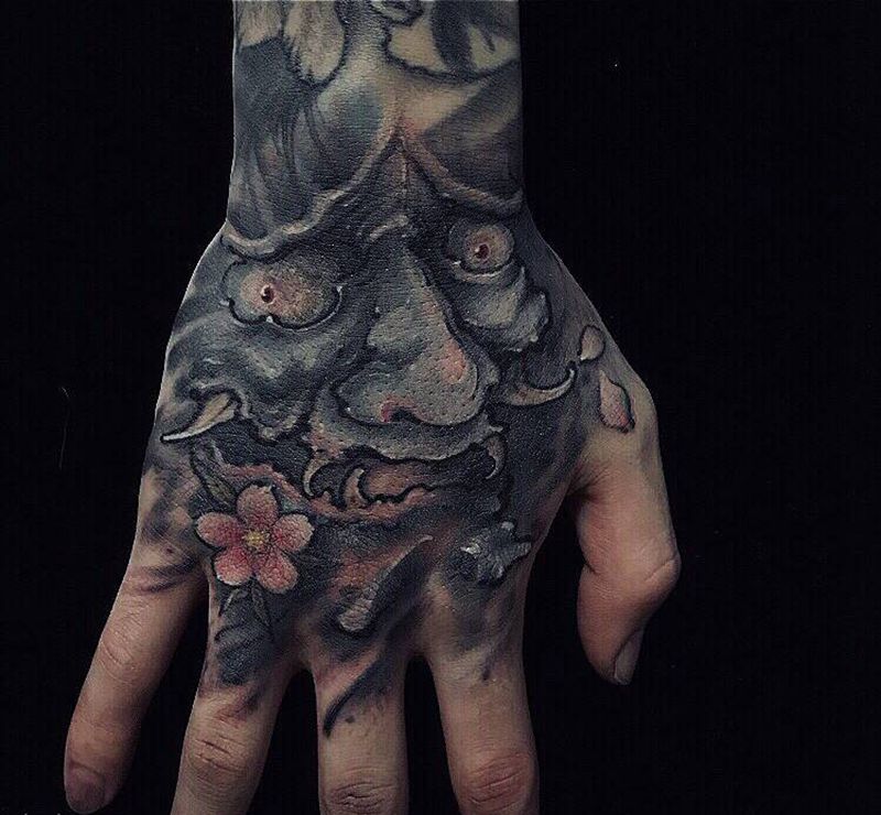 小满背纹身图片_手部新传统纹身图案