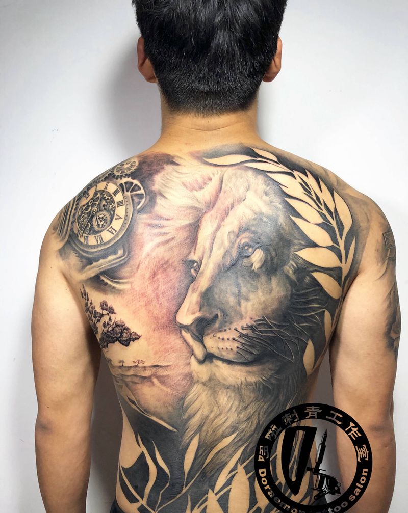 森林之王纹身图片_背部欧美写实点刺纹身图案