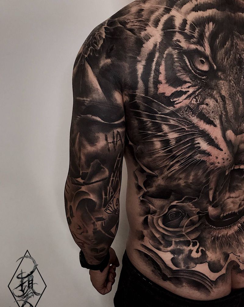 欧美满背黑灰写实老虎纹身图片_背部胸部欧美写实老虎玫瑰花纹身图案