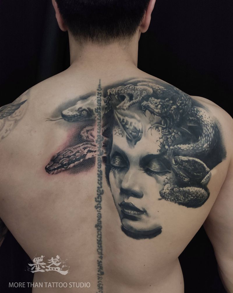 美杜莎纹身图片_背部欧美写实黑灰纹身图案