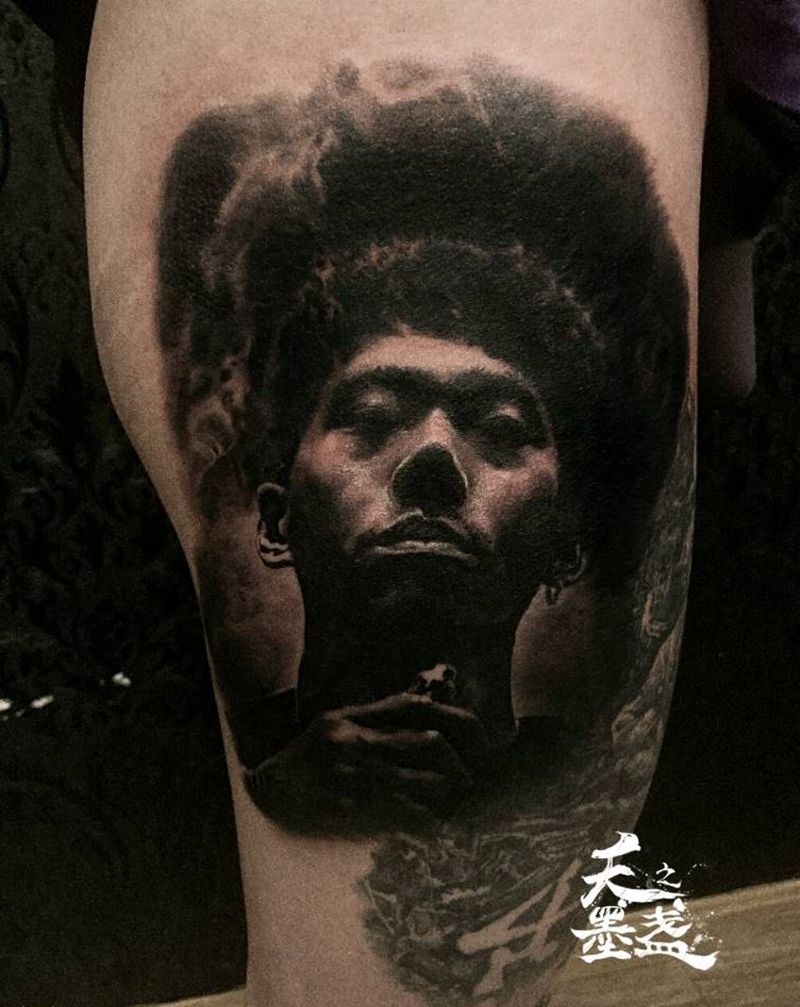 客人肖像纹身图片_腿部欧美写实黑灰肖像纹身图案