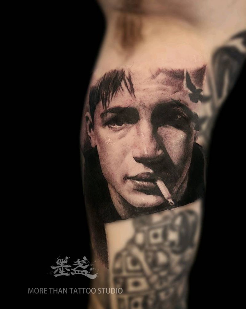 汤姆·哈迪纹身图片_手臂欧美写实肖像纹身图案