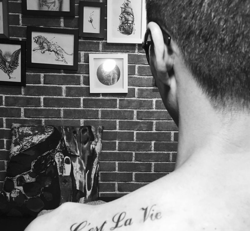 这就是生活纹身图片_成品肩部欧美清新字符纹身图案