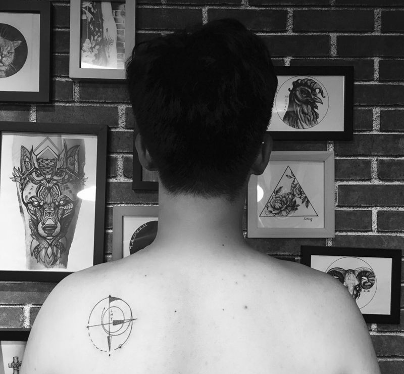 回到17岁纹身图片_成品背部欧美几何情侣纹身图案