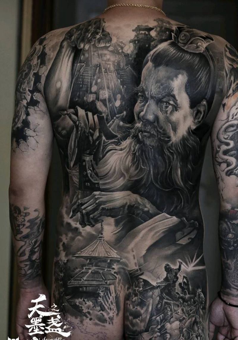 还差最后一块纹身图片_背部欧美肖像写实原创纹身图案