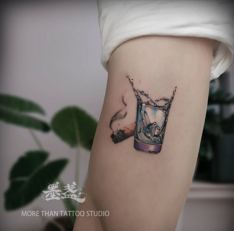 酒与雪茄纹身图片_手臂欧美写实精微彩色纹身图案