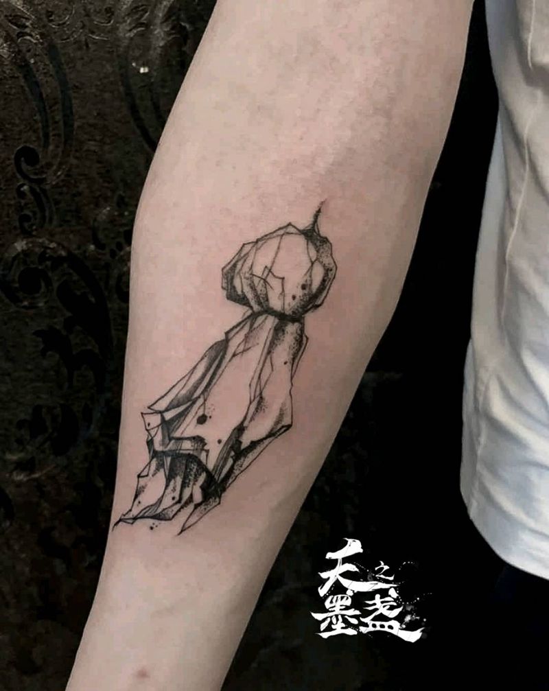 晴天娃娃纹身图片_手臂速写风纹身图案