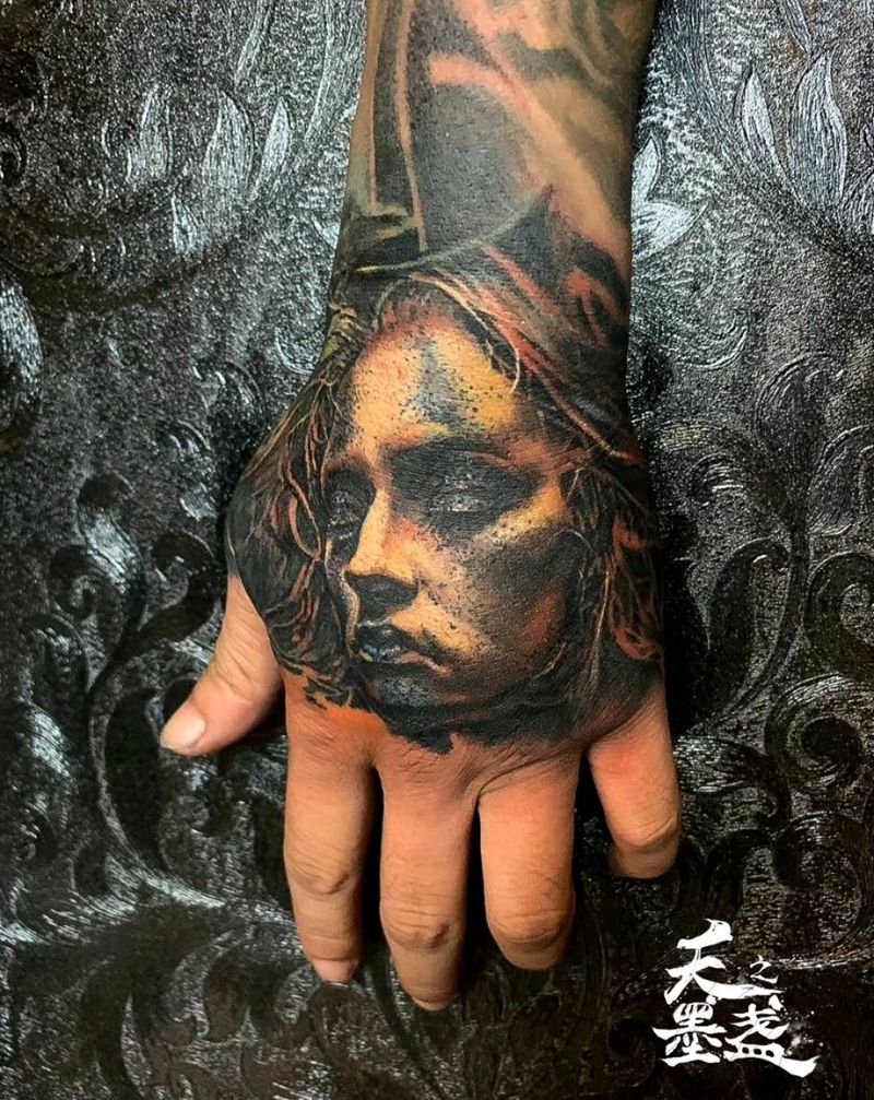 小满背纹身图片_手部欧美写实彩色纹身图案