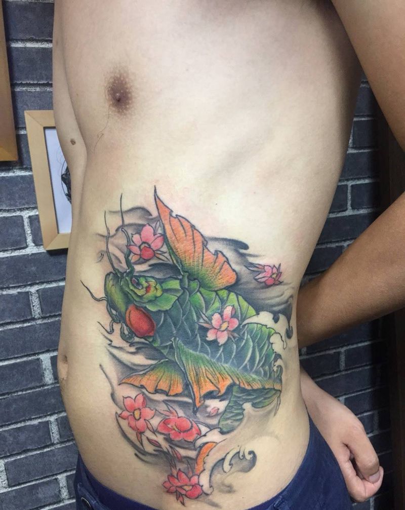 传统鲤鱼纹身图片_成品腰部腹部传统纹身图案