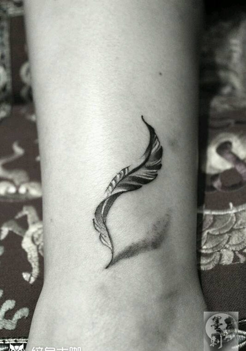 羽毛纹身图片_脚部清新静物成品纹身图案