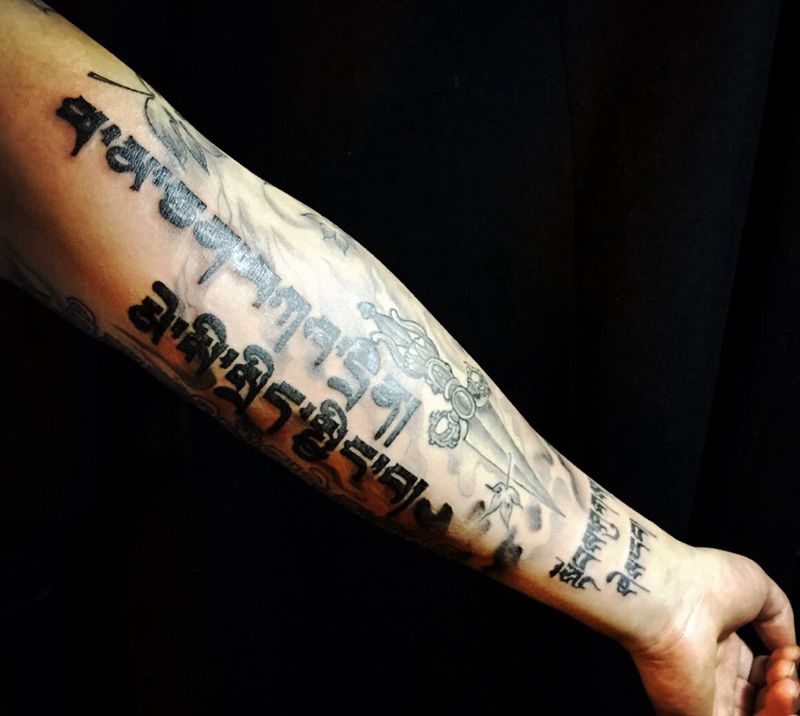 信仰 二纹身图片_成品手臂欧美写实字符纹身图案