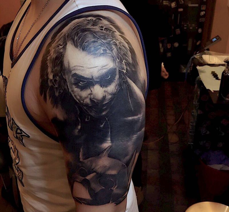 小丑纹身图片_成品手臂腿部肩部欧美写实人物黑灰写实肖像小丑纹身图案