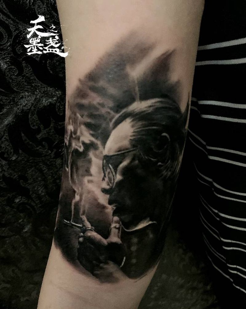 人物肖像纹身图片_手臂欧美写实黑灰纹身图案