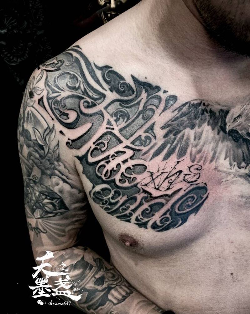 花胸纹身图片_胸部欧美写实花体字奇卡诺翅膀纹身图案