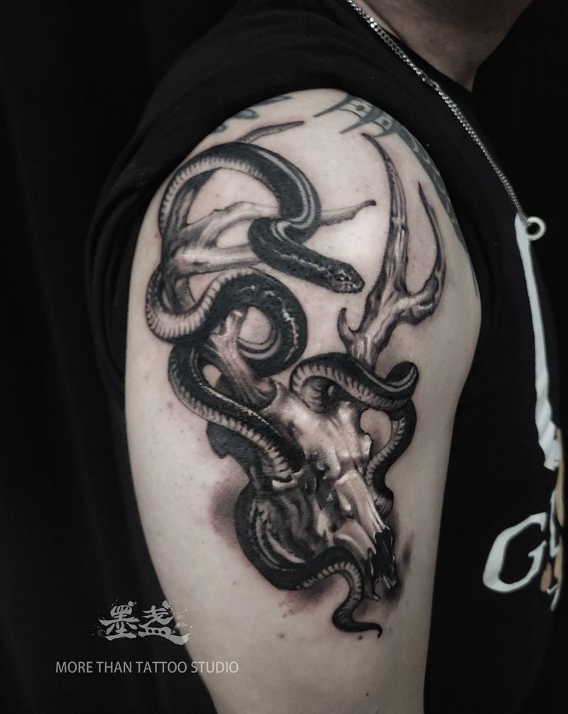 蛇与羊头纹身图片_手臂欧美写实暗黑纹身图案