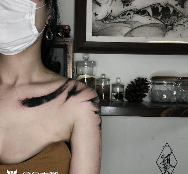 水墨遮盖纹身图片_肩部胸部水墨水彩纹身图案