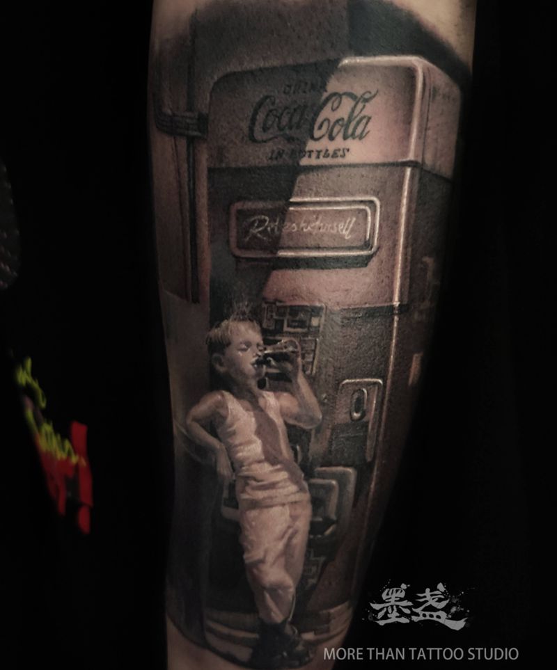 可乐男孩纹身图片_手臂欧美写实黑灰纹身图案