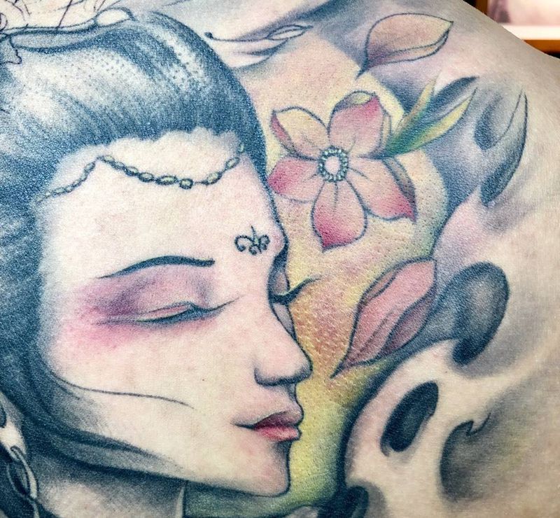 局部纹身图片_成品背部肖像清新写实传统人物纹身图案