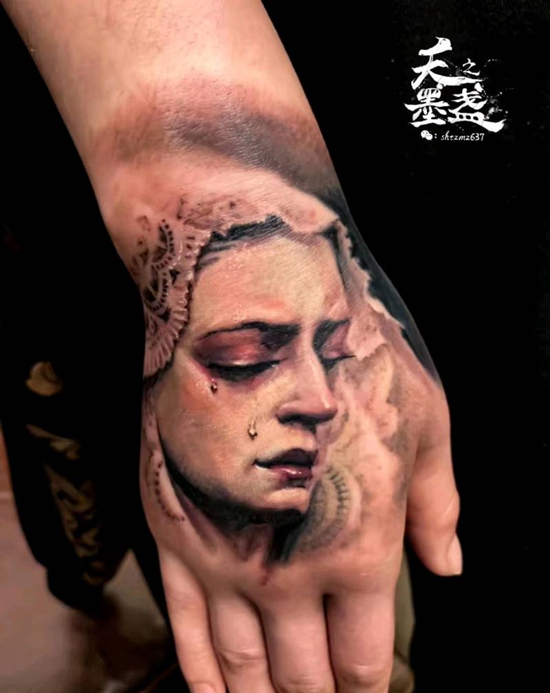 小满背纹身图片_手部欧美写实宗教圣母像手背纹身图案