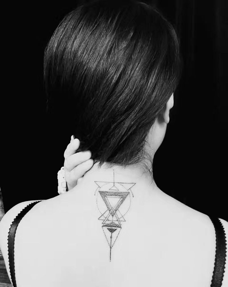 简约几何纹身纹身图片_成品背部欧美清新原创纹身图案