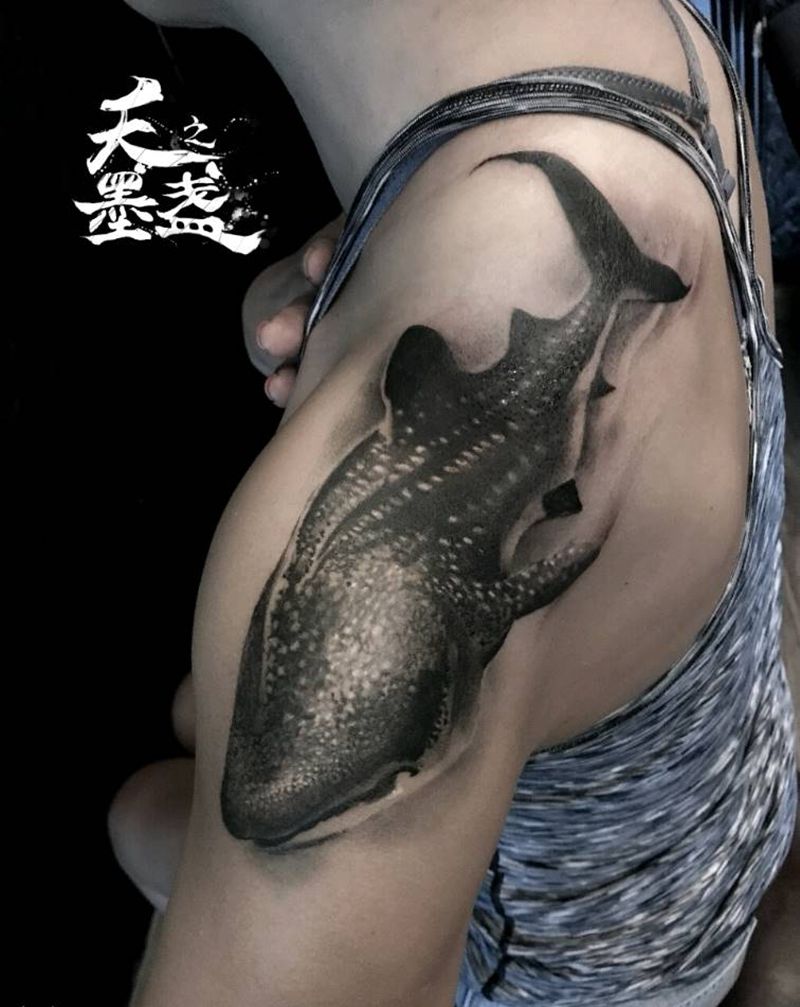 鲸鲨纹身图片_肩部欧美写实鲸鲨纹身图案