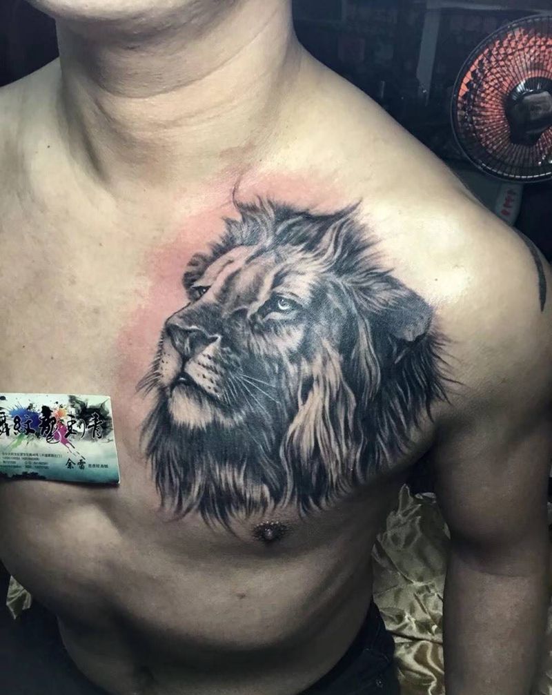 狮子纹身图片_胸部欧美写实纹身图案
