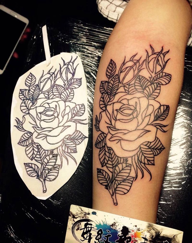 玫瑰纹身图片_成品手臂传统清新植物纹身图案