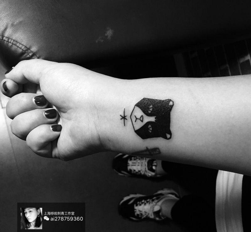 三毛和它的小主纹身图片_成品手臂欧美肖像清新几何动物纹身图案