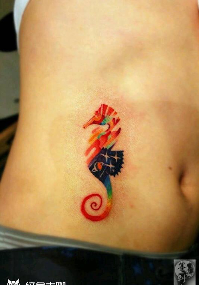 小海马纹身图片_腹部清新动物成品纹身图案