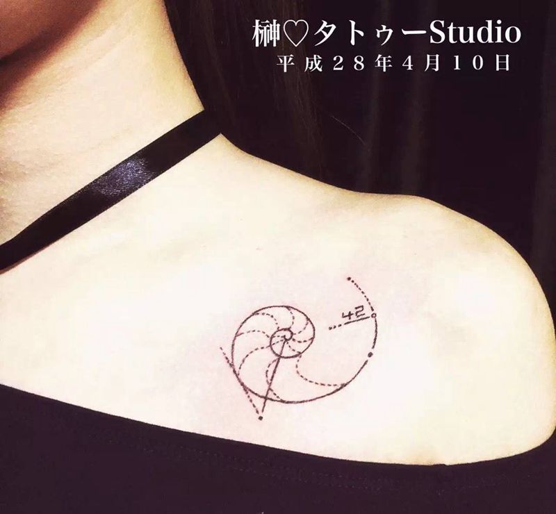 简约小清新纹身图片_成品胸部欧美清新原创几何纹身图案