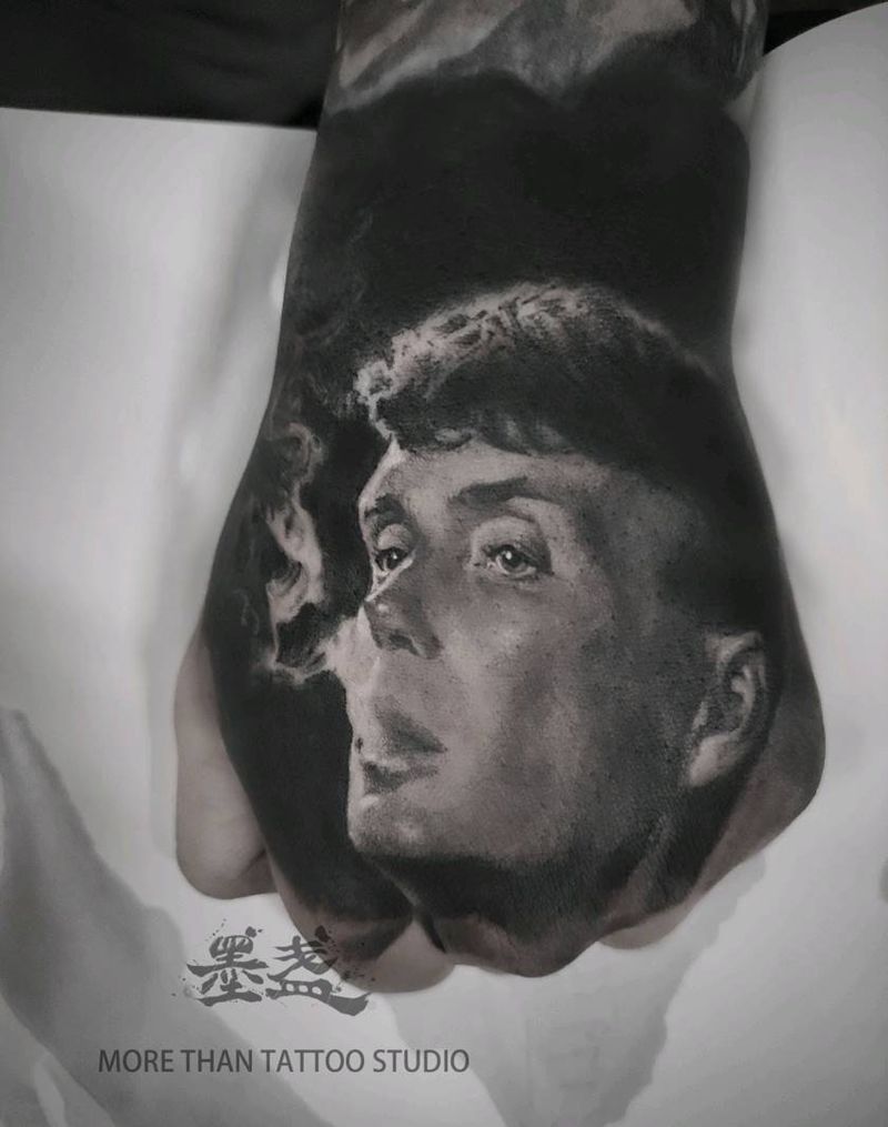 希里安·墨菲纹身图片_手部欧美写实人物肖像遮盖纹身图案