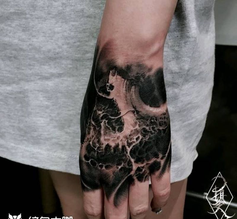 骷髅遮盖手面纹身图片_手部欧美写实骷髅纹身图案