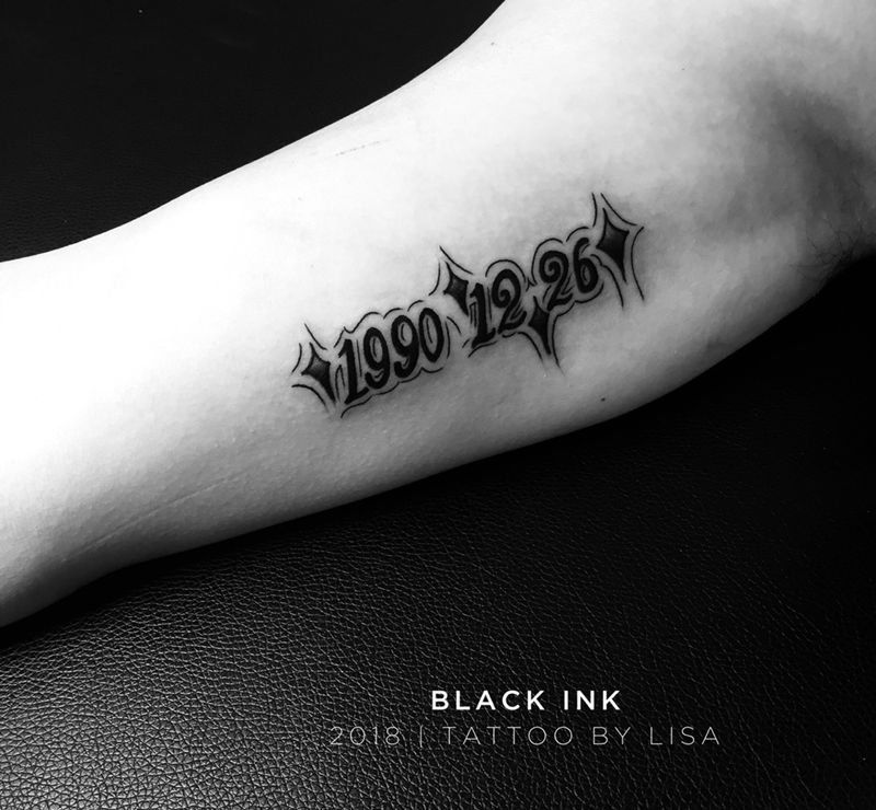 手臂内侧生日纹身图片_成品手臂欧美字符原创纹身图案