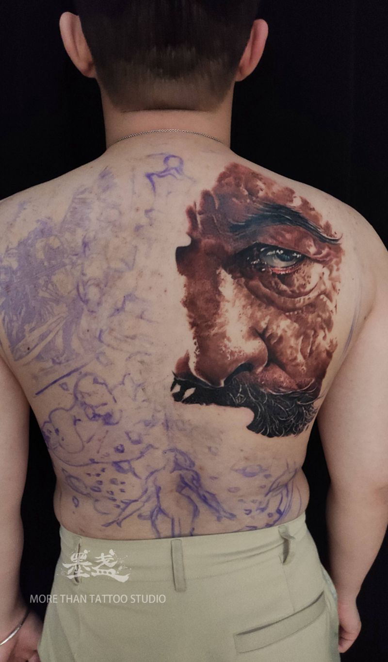满背进度纹身图片_背部欧美写实彩色纹身图案