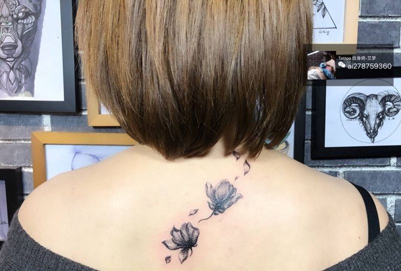 空灵之花纹身图片_背部写实清新植物纹身图案