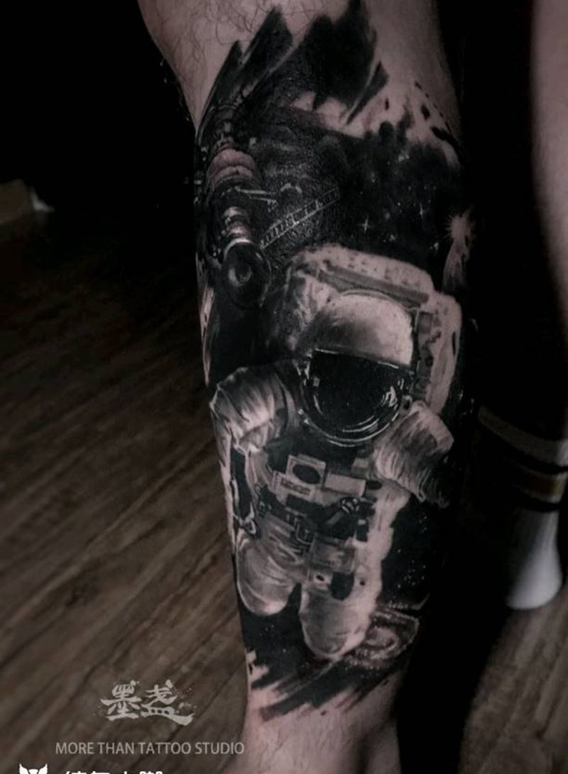 宇航员纹身图片_腿部欧美写实黑灰纹身图案